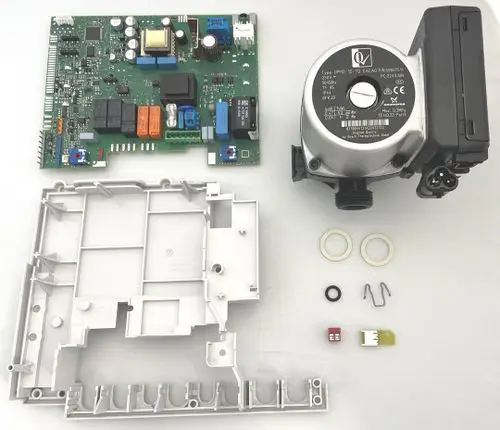 BOSCH Umrüst-Set bestehend aus einer Steuerplatine, einer Pumpe, einem Gehäuseteil, Dichtungen und Kleinteilen, angeordnet auf einem hellen Untergrund.
